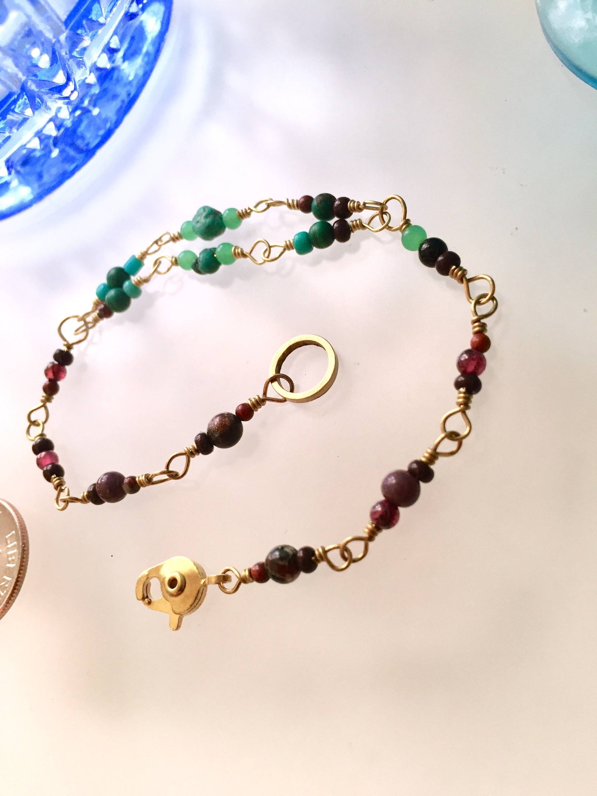 Türkis Armband, Zierliche, Zierlichen Schmuck, Blaue Perlen, Wirewrapped, Sommer-Armband, Malachit, Stein von ElegantSteamjewelry