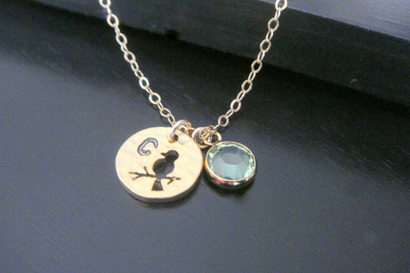 Gold Birthstone Charme Und Vogel Disc Halskette Brautjungfern Geburtstag Weihnachtsgeschenk Personalisiert Schmuck Hand Gestempelt von ElegantSwan