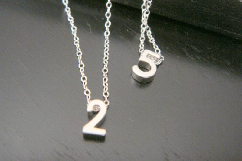 Kleine Nummer Datum Halskette, Halskette Glück Braut Brautjungfern von ElegantSwan