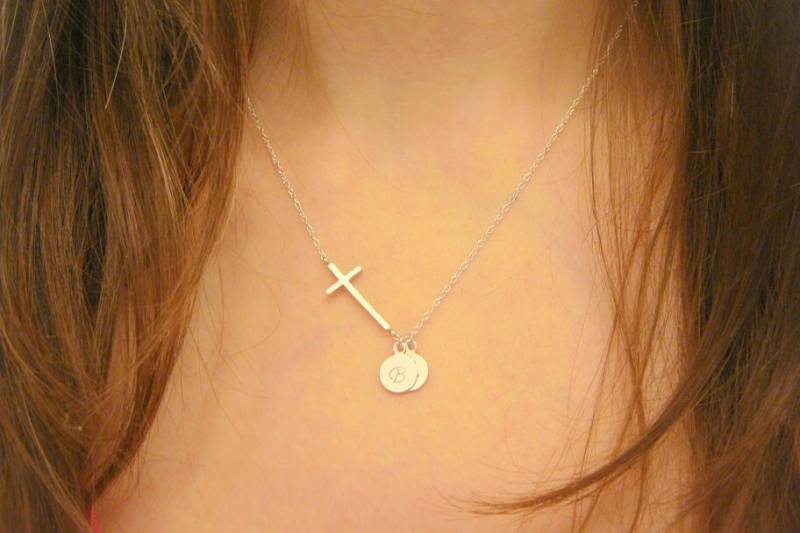 sterling Silber Initiale Scheibe Und Kreuz Halskette, Zwei Namen Off Center Seitlich Halskette Religiöse von ElegantSwan