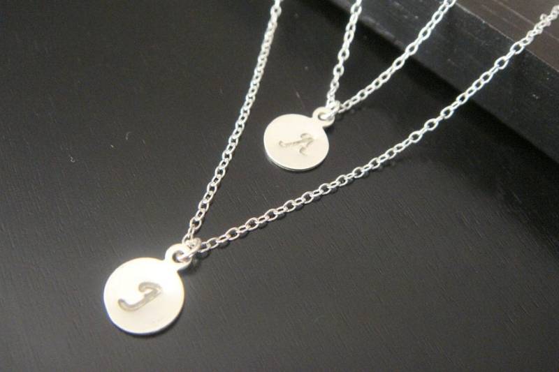 sterling Silber Mit Ebenen Kleine Doppelte Brief Erste Disc Halskette Brautjungfern Geburtstag Weihnachten Doppelstrang Mutter von ElegantSwan