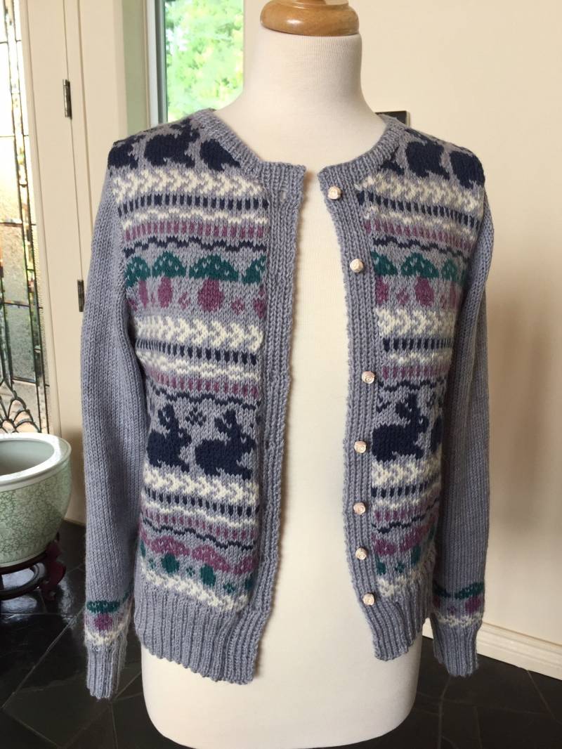 Ramble Es Rabbit Cardigan von ElegantknitsStudio