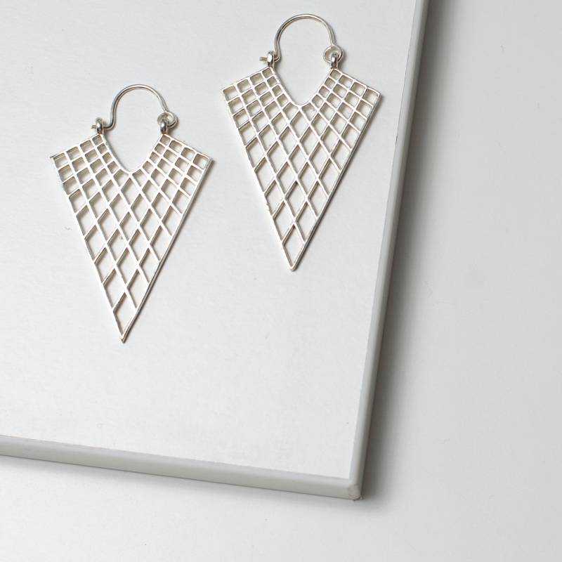 Silver/ Gold Earrings Triangular. Lightweight Statement Jewellery. Minimalist Fashion Accessory. Geometric Style. Triangle Dangle Drop von ElementOfGlam