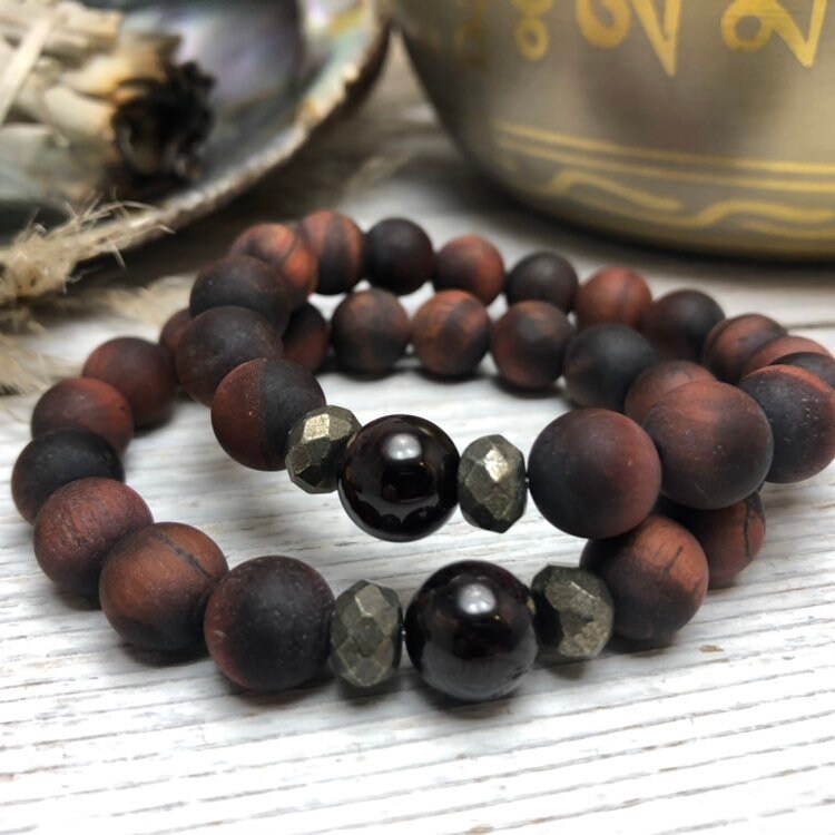 Matte Mahagony Red Tiger Eye, Granat & Pyrit Armband - 10mm Matte Mahagony Red Tiger Eye, Granat & Pyrit Armband - 10mm von ElementOfSri