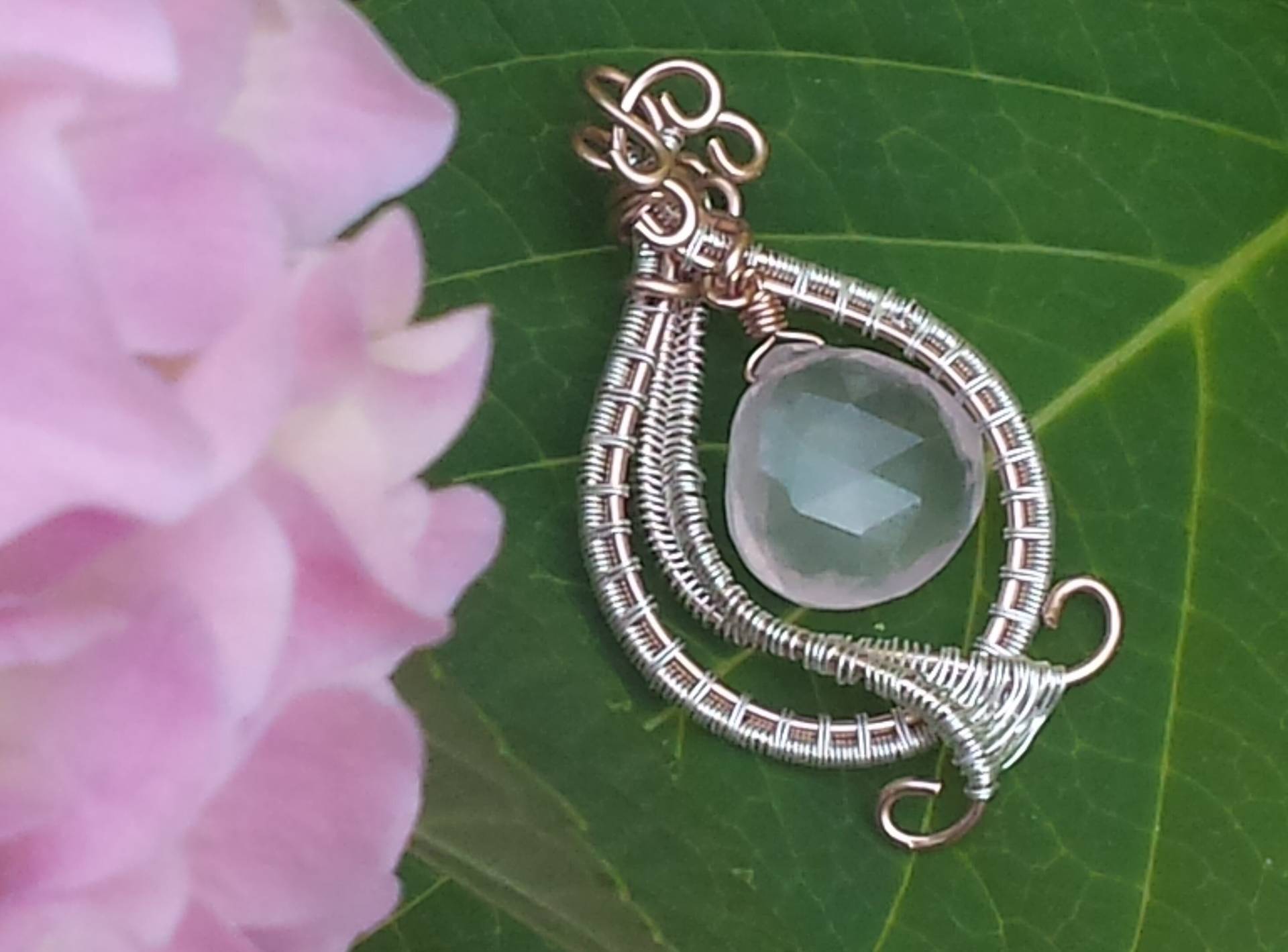 Rosenquarz Und Rose Gold Tropfenanhänger Rosenquarz Und Rose Gold Tropfenanhänger von ElementalArtsbyCDaly