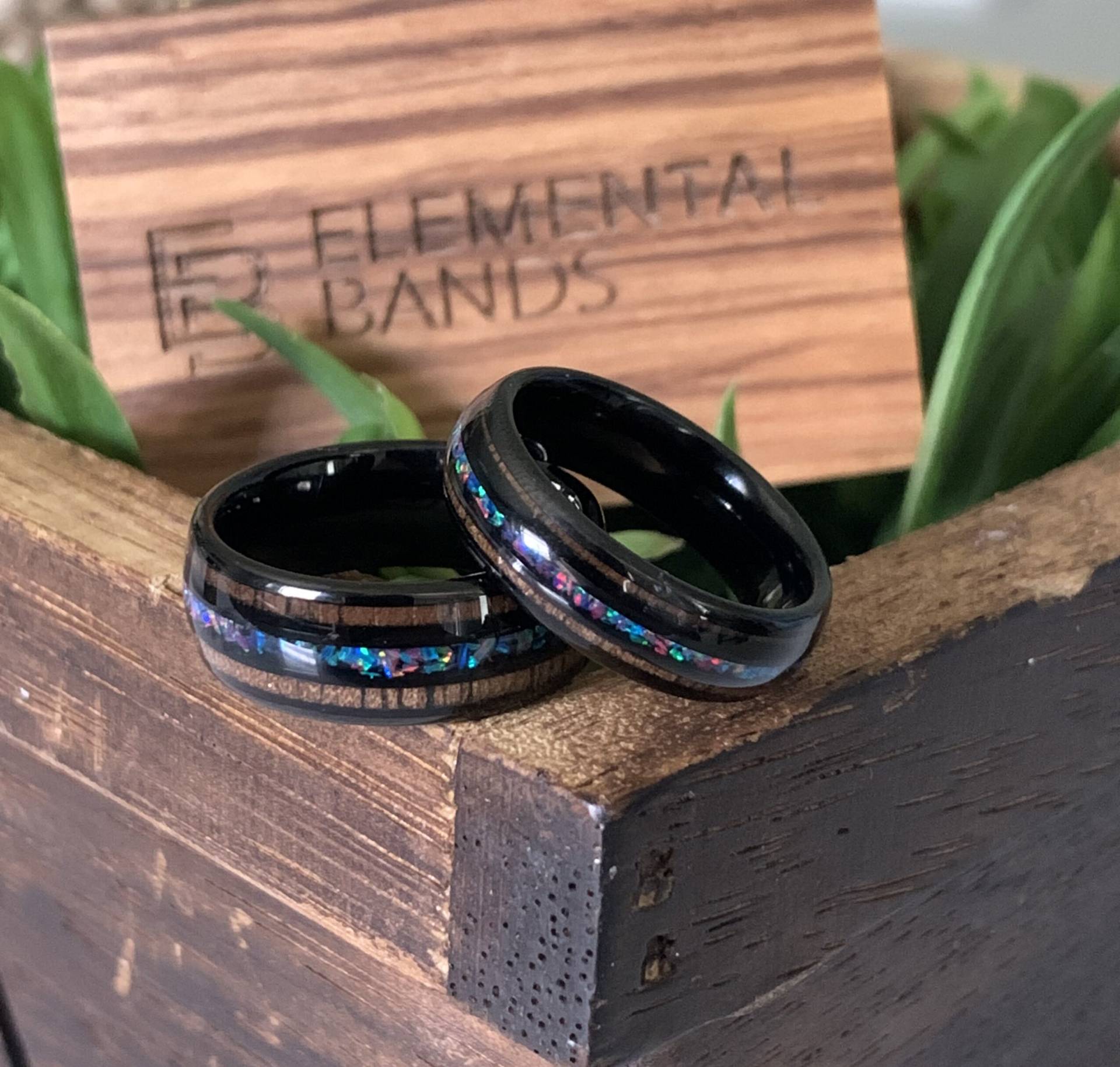 Opal Ehering, Walnuss Holz Ring, Herren 8mm Wolfram Damen 6mm Comfort Fit Ring von ElementalBands