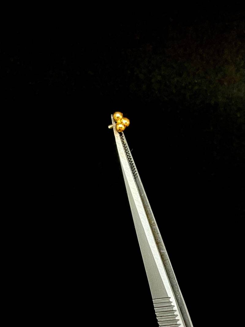 Tri-Dot Piercing Abschluss in 18K von ElementaryJewels