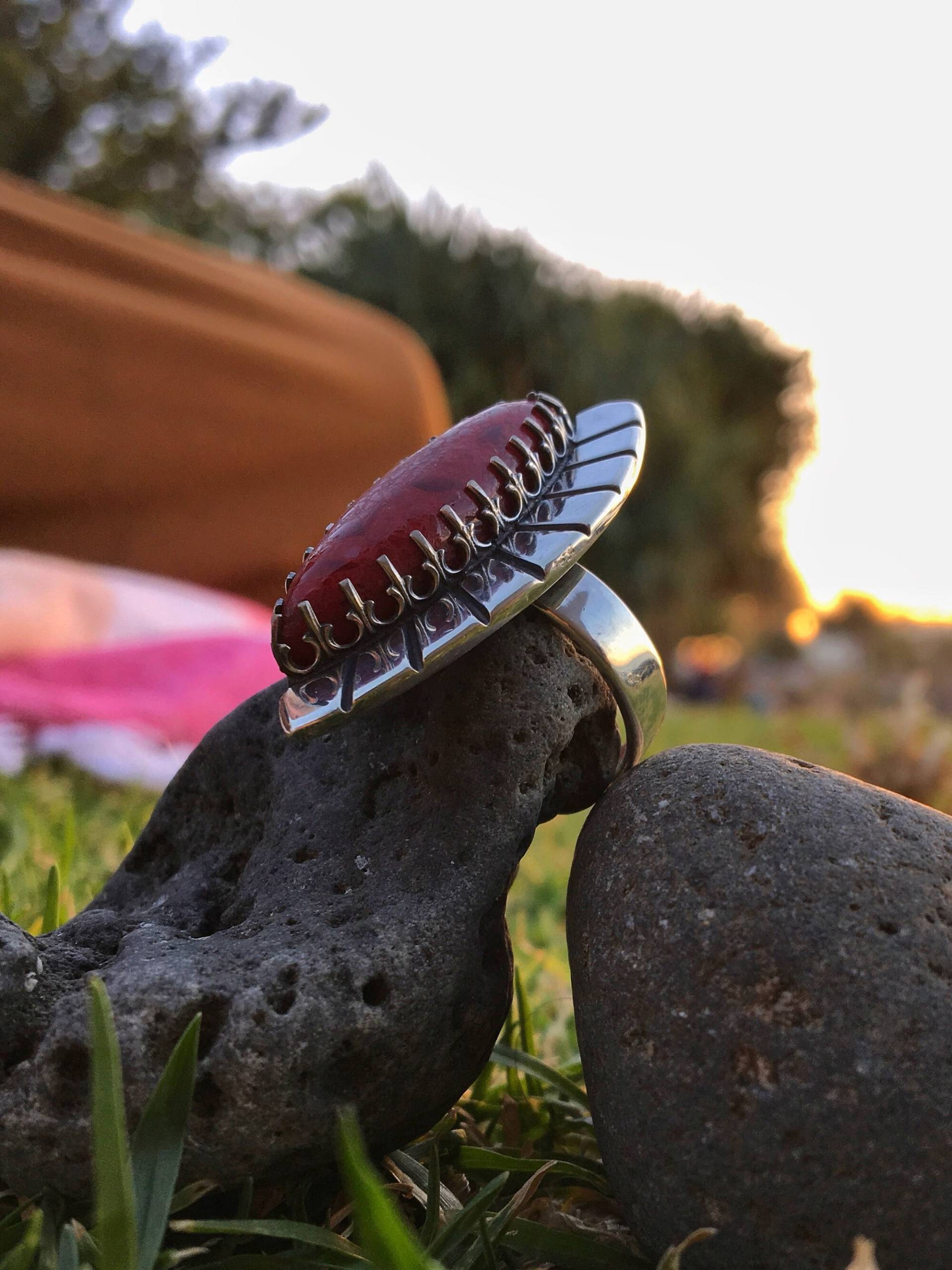 Aussagering, Roter Granit in Sterling Silber. Elementril Augen. Größe 8 Usa Und Nr. 5 Aus von ElementrilSmithingCo