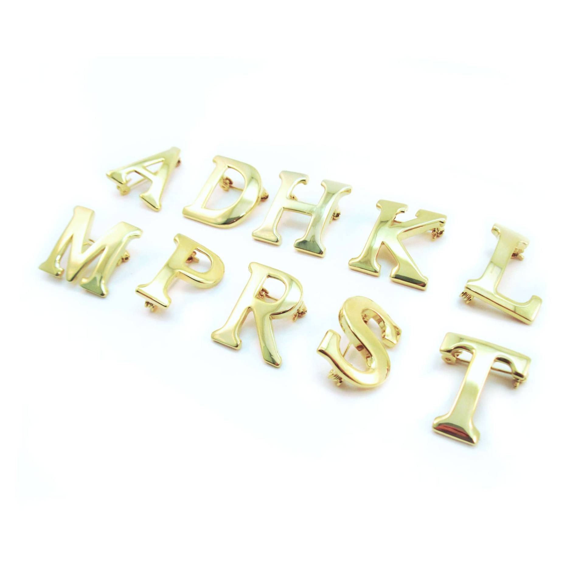 Goldfarbene Vintage Buchstabe Alphabet Pin Oder Brosche von ElementsofDesignCA