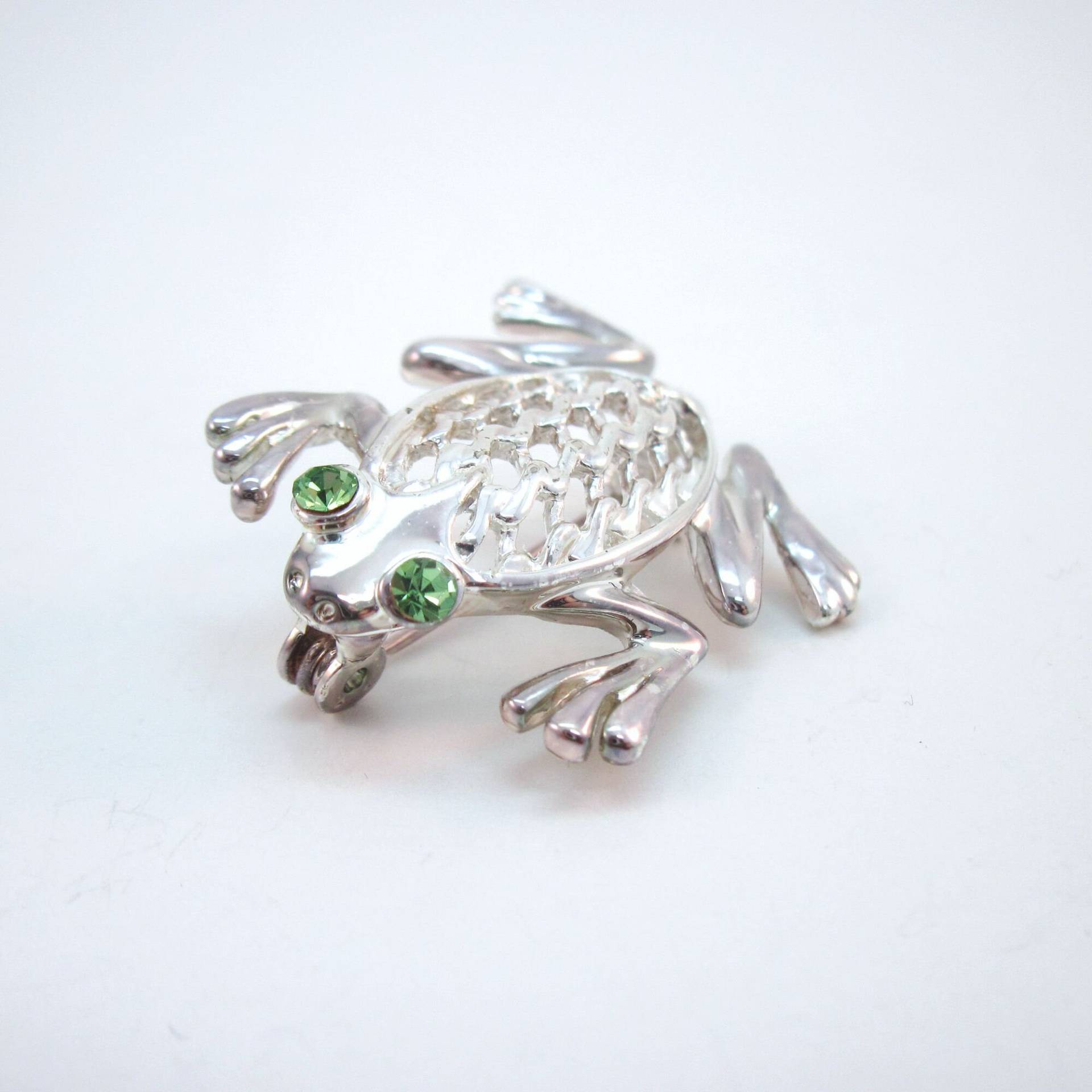 Silberfarbene Frosch Brosche Mit Grünen Strass Augen von ElementsofDesignCA
