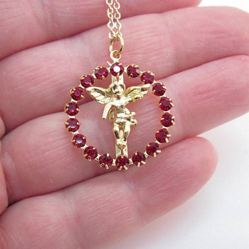 Vergoldeter 3D Engel Anhänger Mit 18 Roten Strasssteinen An Kette von ElementsofDesignCA