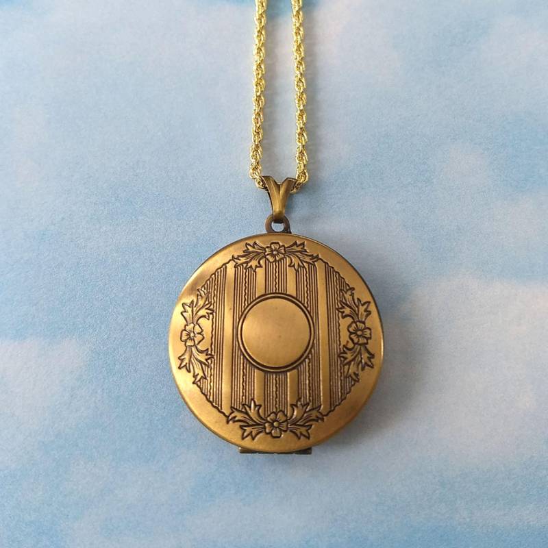 Vintage Bronze Runde Medaillon Mit Darker Graviert Detail Und Kette von ElementsofDesignCA