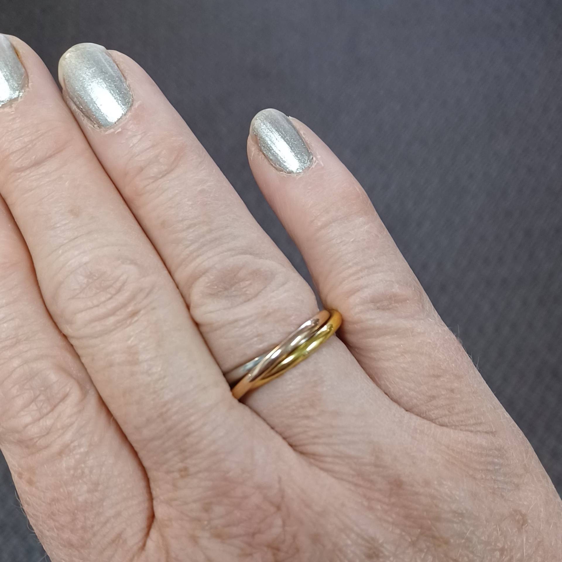 Vintage Ineinander Verschlungener 3-Ring Roll-On Stahlring - Mit Rose Und Gelb Gold Vergoldung von ElementsofDesignCA