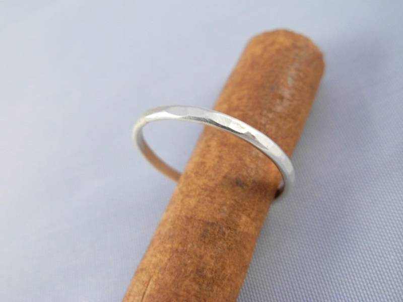 Dünner Gehämmerter Sterling Silber Ring Handarbeit Minimal Skinny Knuckle Ring, Stapelbarer Zarter von ElenadE