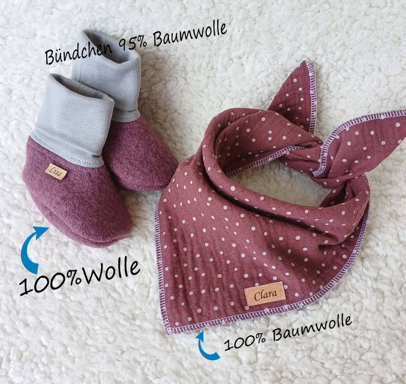 Babyschuhe Aus Walk Und Babytuch Musselin in Beere Mit Namen Für Mädchen Zur Geburt Oder Taufe von ElenasAtelier