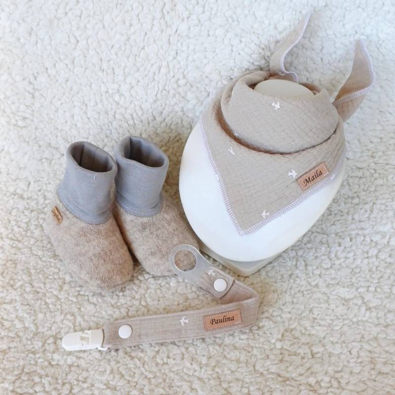 Babyschuhe Aus Wolle, Halstuch Und Schnullerband in Beige Mit Namen, Geschenkset Zur Geburt Oder Taufe von ElenasAtelier