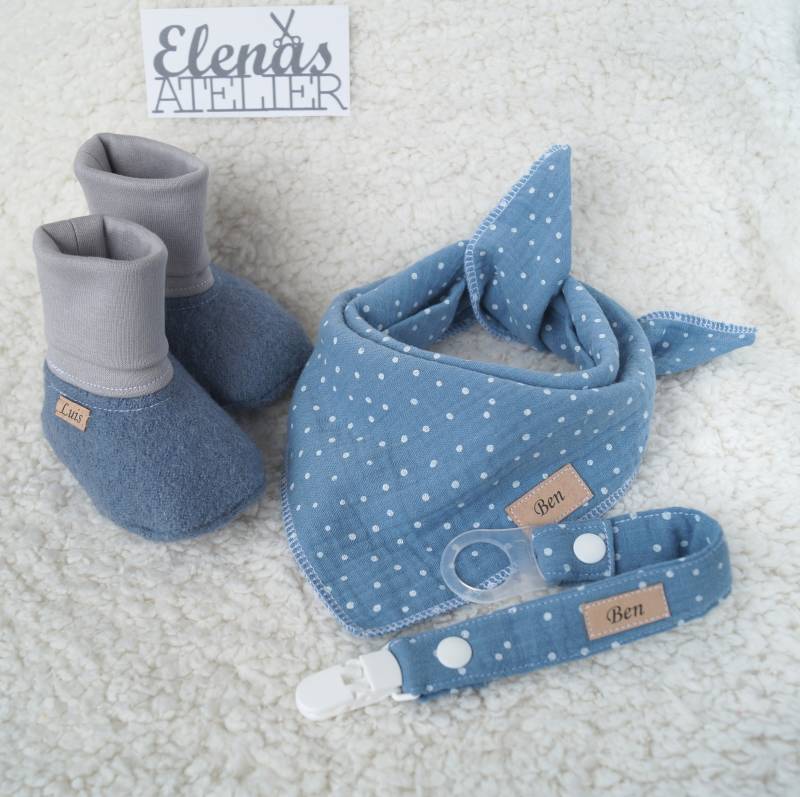 Walkschuhe, Halstuch Und Schnullerkette in Jeansblau Als Personalisiertes Baby Geschenkset von ElenasAtelier