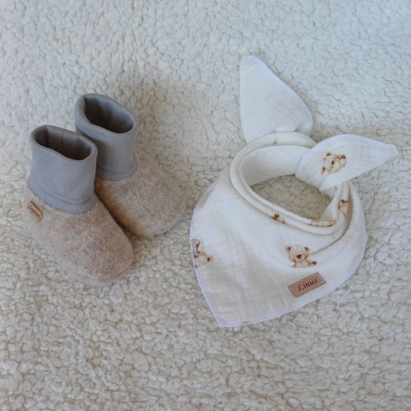 Warme Babyschuhe Mit Namen Aus Wolle in Beige Und Personalisiertes Halstuch Musselin von ElenasAtelier
