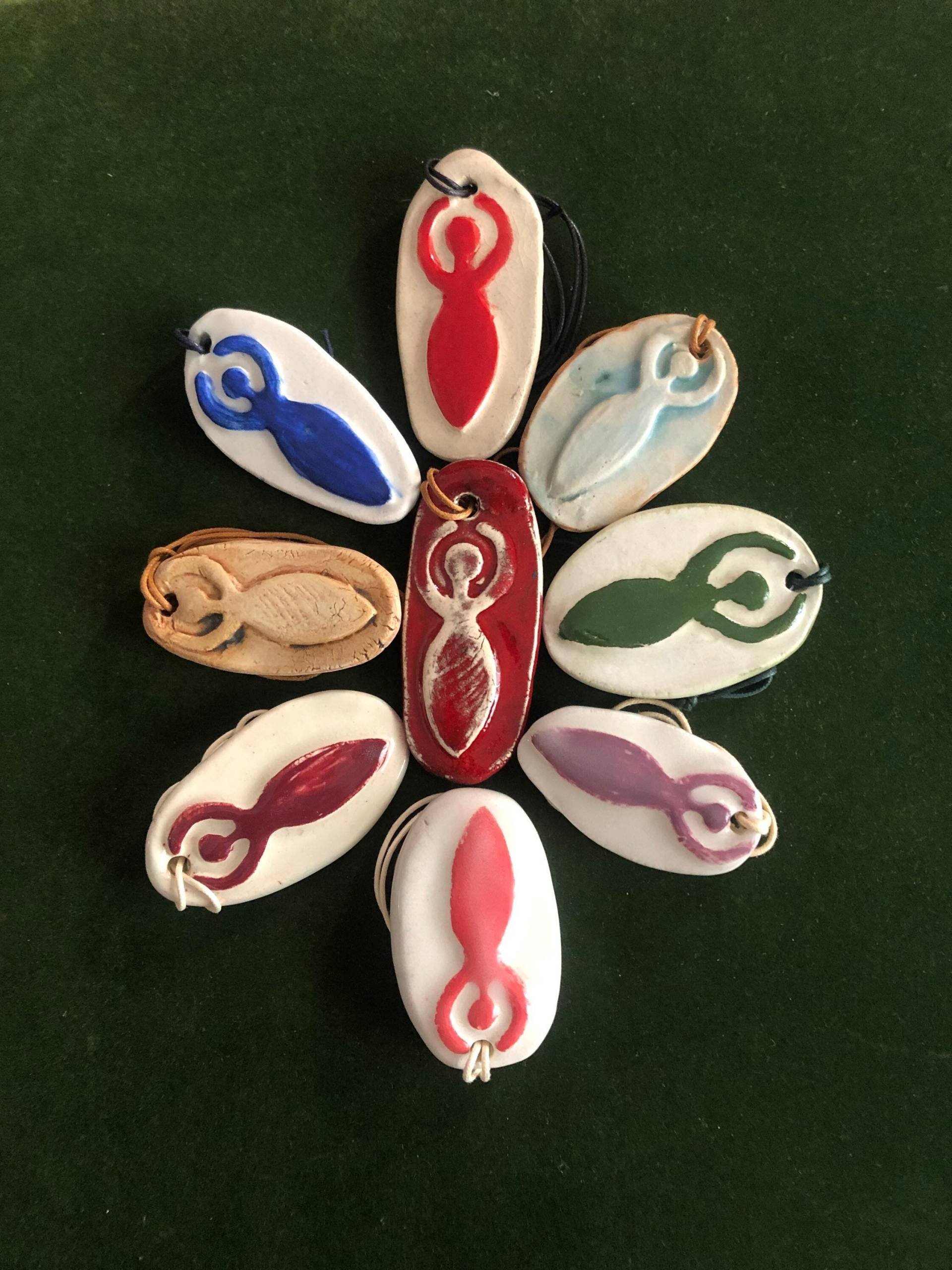 Göttin Keramik Halskette Heiliges Symbol Anhänger, Verstellbare Schnur von Elenware