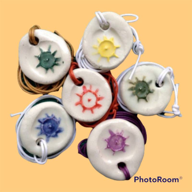 Halskette Mit Sonnen-Symbol Keramikanhänger Auf Baumwollkordel von Elenware