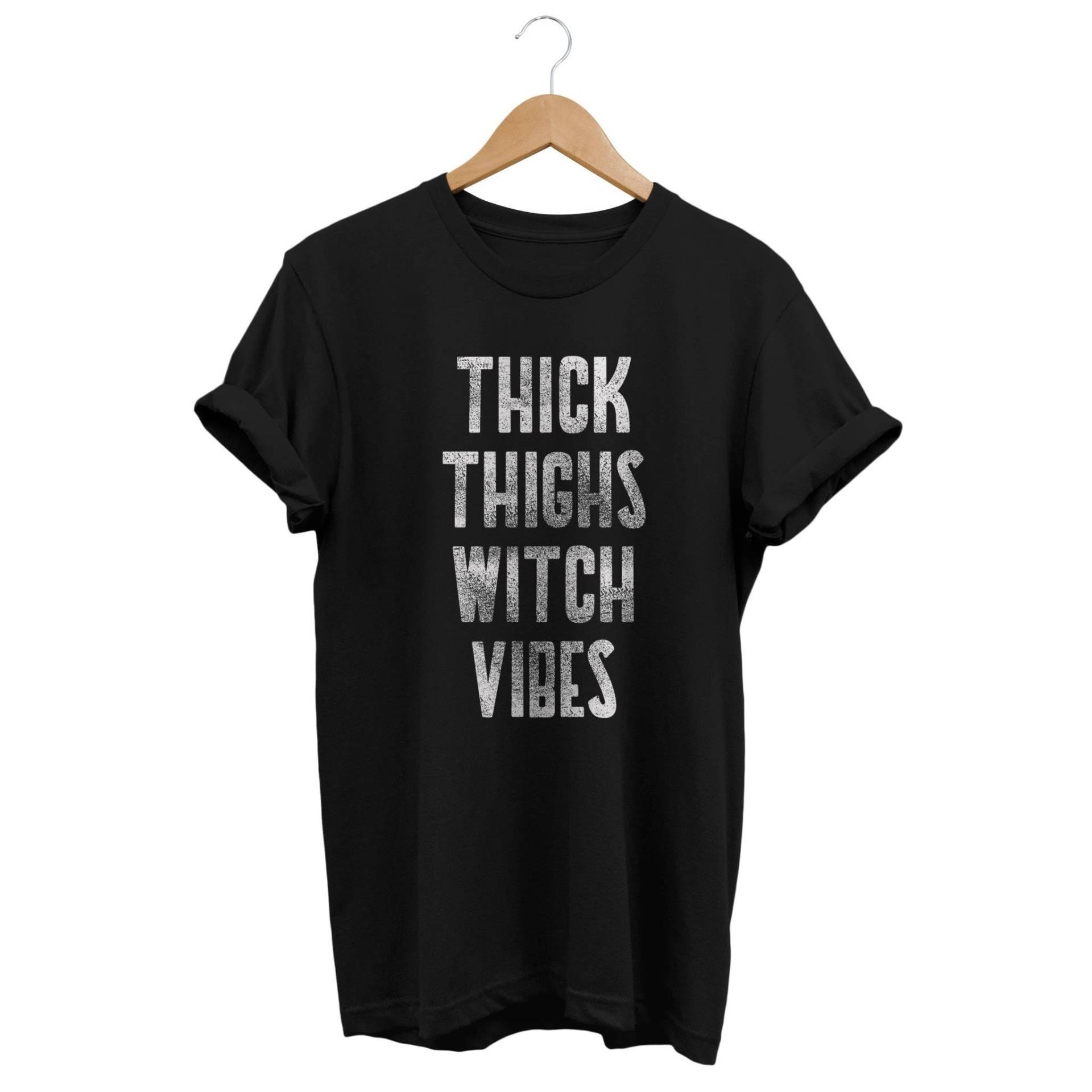 Dickes Oberschenkel Hexen Vibes Shirt, Grunge Kleidung, Gothic Wiccan T, Okkultismus Edgy Outfit, Witchy Frauen, E-Girl Kleidung von ElephanTees