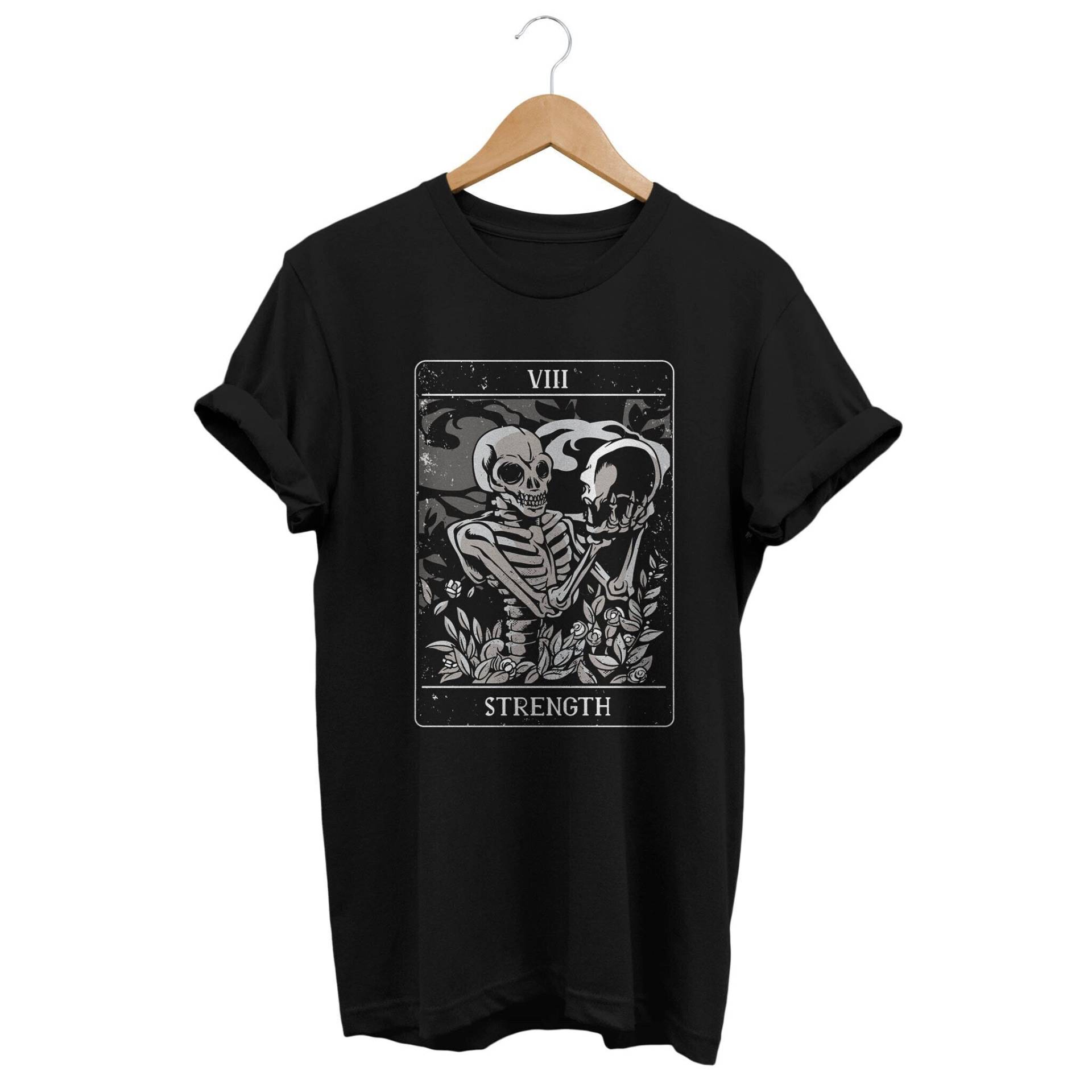 stärke Tarot T-Shirt, Alternative Kleidung, Grunge Gothic Shirt, Goth Top, Okkultismus Bekleidung, E-Girl Emo Girl von ElephanTees