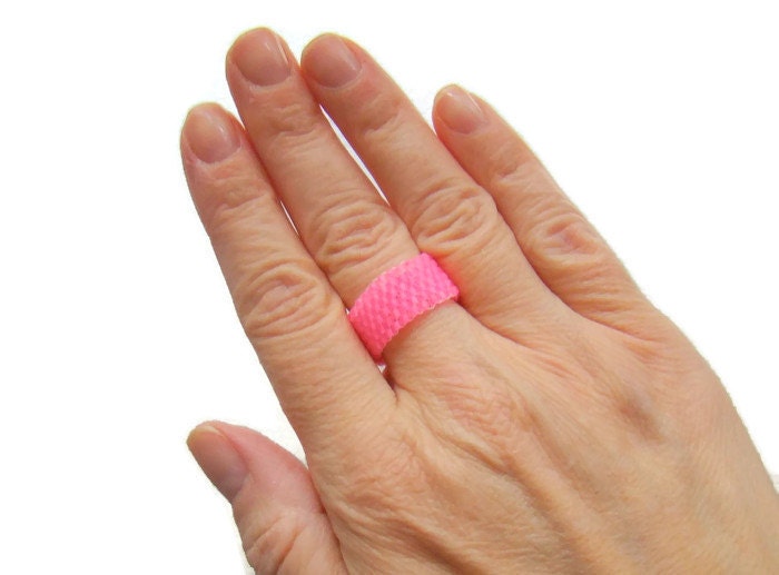 Neon Pink Perlenring Girly Sommer-Schmuck von ElephantBeads