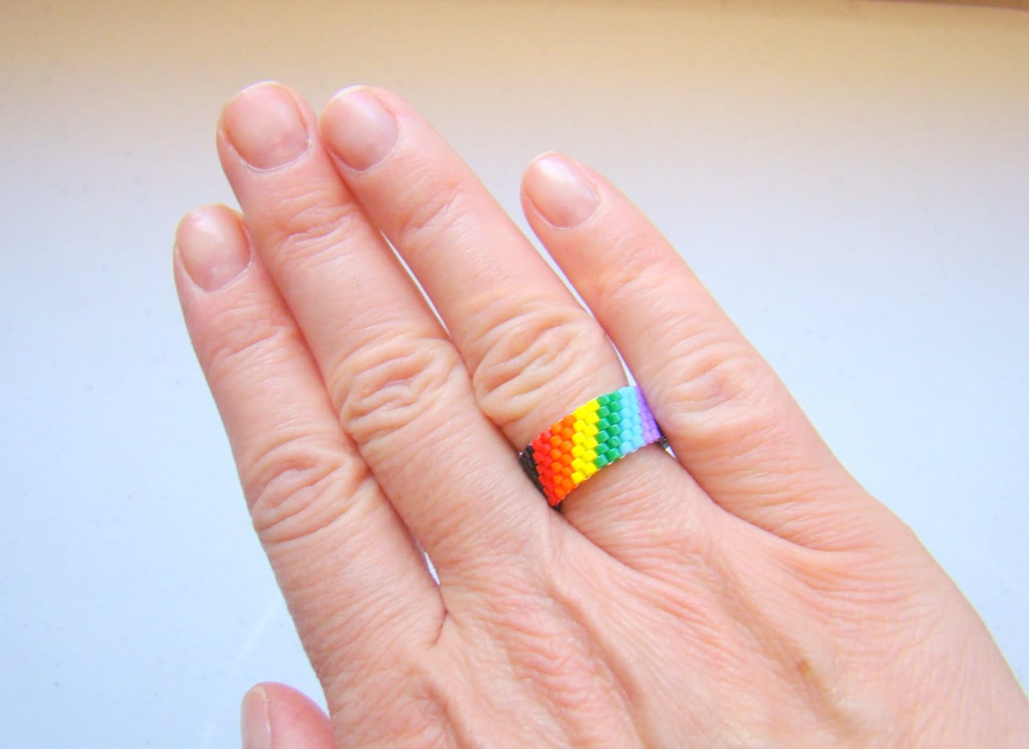 Regenbogen Perlenring Schwarzes Band, Gay Pride Schmuck von ElephantBeads