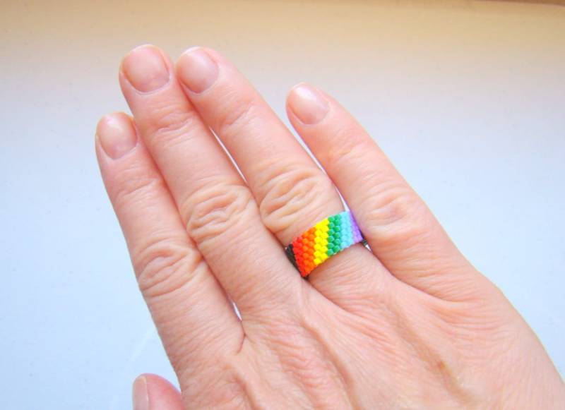 Regenbogen Perlenring Schwarzes Band, Gay Pride Schmuck von ElephantBeads