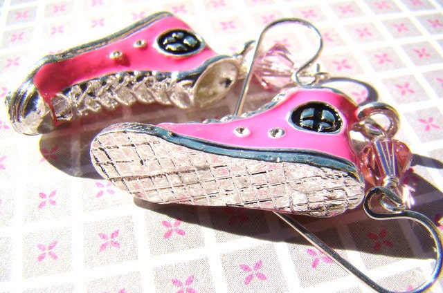 Pinke High Top Sneaker Ohrringe - Silber Peace Zeichen, Swarovski Kristall von ElephantBeads