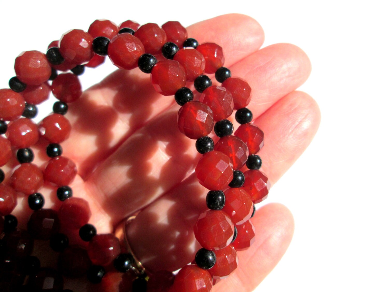Rotes Achat Wickelarmband - Funkelnde Karneolsteine Mit Schwarzem Glas Edelstein Stapelbares Armband von ElephantBeads