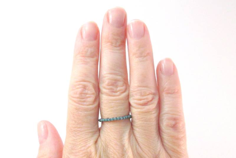Türkis Perlen Ring Dünne Linie Ring Stapelbar von ElephantBeads