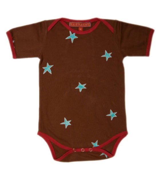Strampelanzug Mit Sternen Und Kontrastierender Borte. 100% Baumwolle von ElephantKids