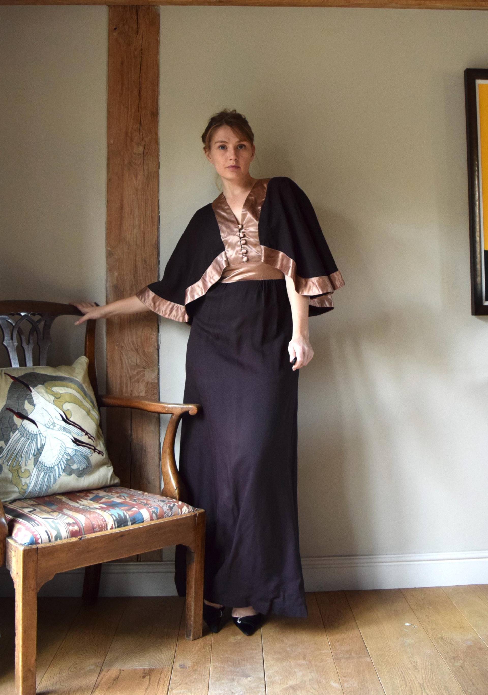 70Er Jahre Satin Cape Maxi Kleid. 61 cm Taille. Braun, Abend von ElephantLondon