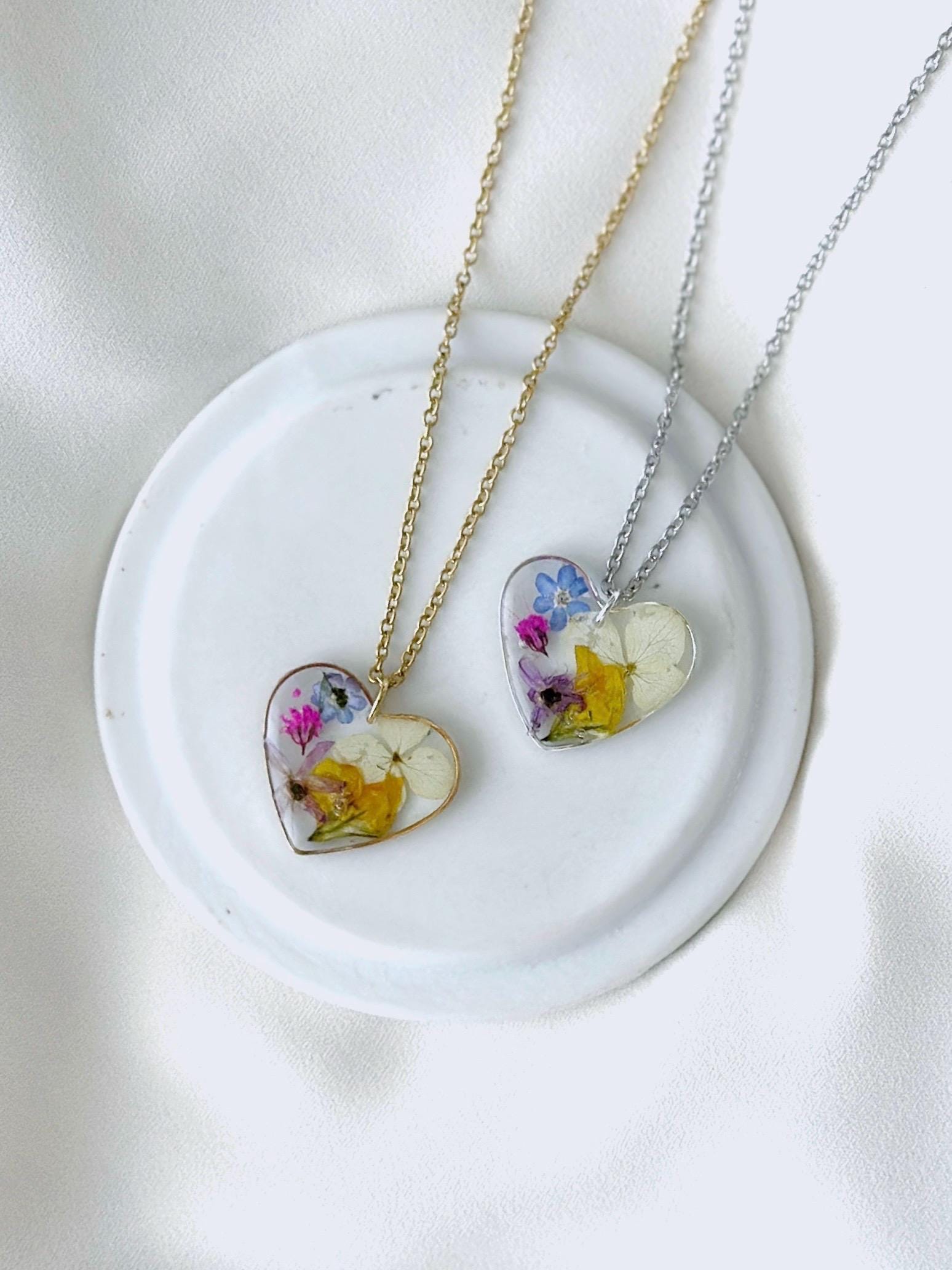 Bunte Herz Wildblüten Halskette Mit Gepressten Blüten, Herzförmige Resin Kette Echten Getrockneten Blumen, Blumenkette, Epoxidharz Bunte Herz Wildblüten Halskette Mit Gepressten Blüten, Herzförmige Resin Kette Echten Getrockneten Blumen, Blumenkette, Epoxidharz von ElesiAndMe