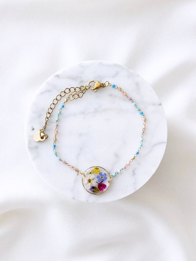 Buntes Wildblumen Armband Mit Buntem Perlen Gliederarmband, Wildblüten Vergissmeinnicht Schleierkraut Resin Armband, Epoxidharz von ElesiAndMe