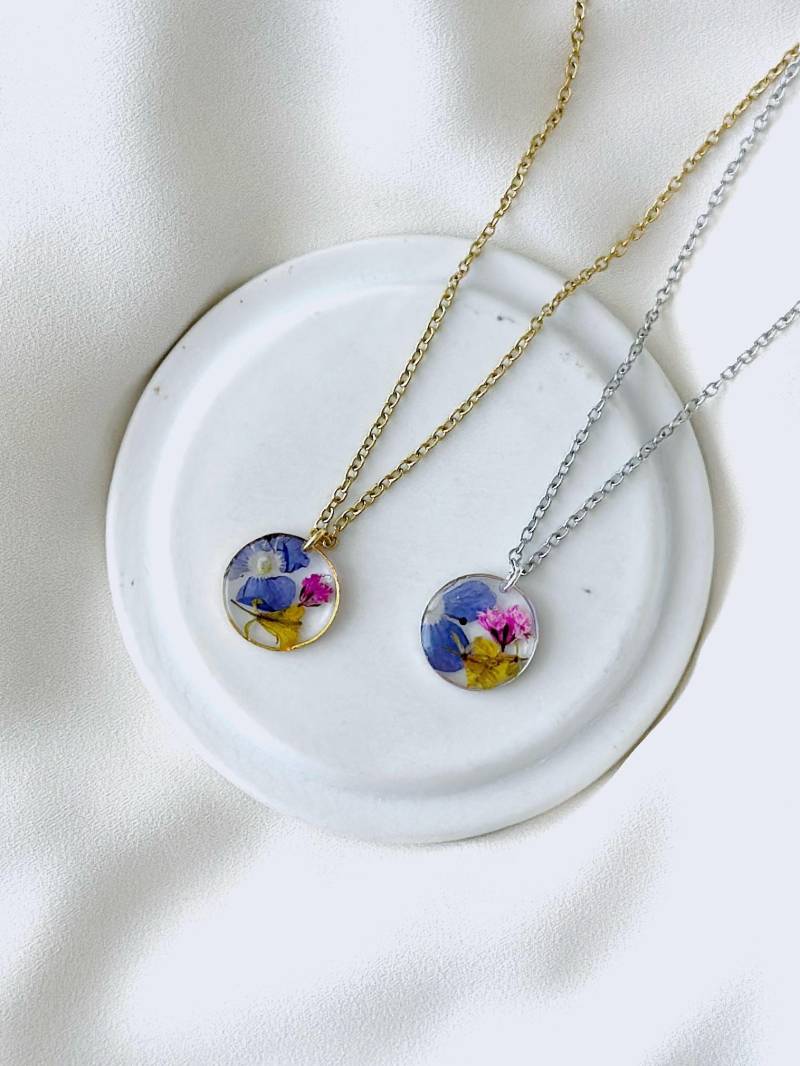 Echte Blüten Halskette Mit Rosa, Blau, Gelben Gepressten Wildblumen, Echte Farbenfrohe Kette, Blumenkette, Epoxid, Bunte Blumen Echte Blüten Halskette Mit Rosa, Blau, Gelben Gepressten Wildblumen, Echte Farbenfrohe Kette, Blumenkette, Epoxid, Bunte Blumen von ElesiAndMe