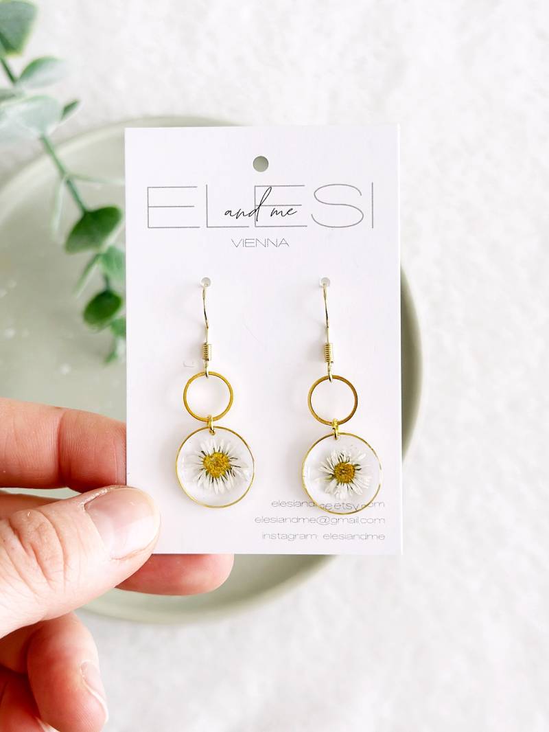 Gänseblümchen Resin Ohrringe Mit Gepresster Weißer Blüte, Ring Charm Und Ohrhaken, Margeriten Wildblumen Ohrringe, Echte Blume von ElesiAndMe