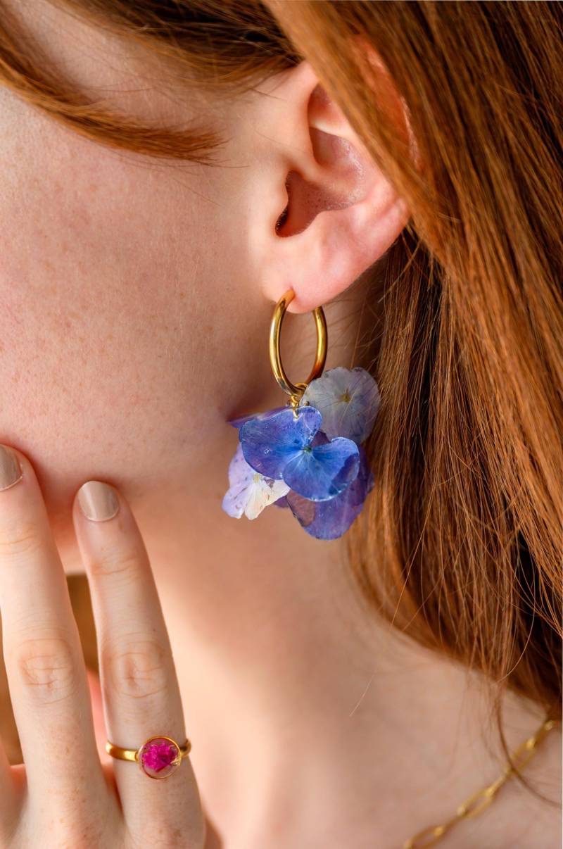 Große Violette Hortensien Resin Ohrringe Mit Gepressten Hortensienblüten An Vergoldeter/Versilberter Creole, Epoxidharz, Echte Blumen von ElesiAndMe