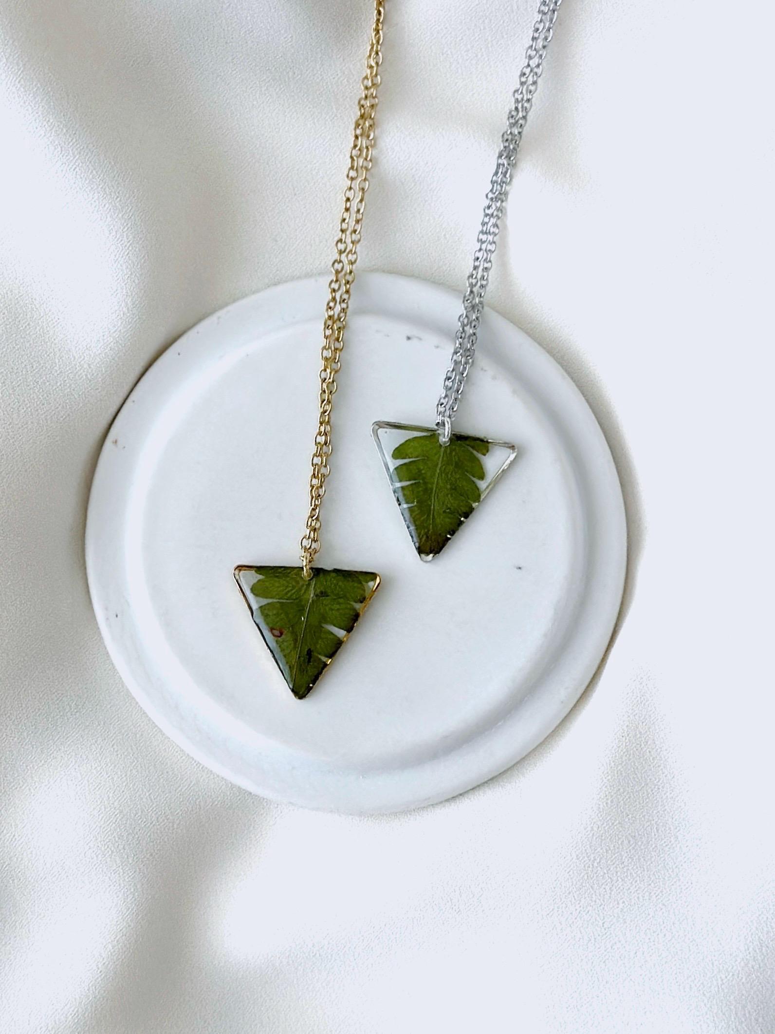 Grüne Farn Halskette Mit Gepressten Farnblättern, Echte Blätter Kette, Dreieckige Blumenkette, Epoxidharz, Getrocknete Pflanzen Schmuck von ElesiAndMe