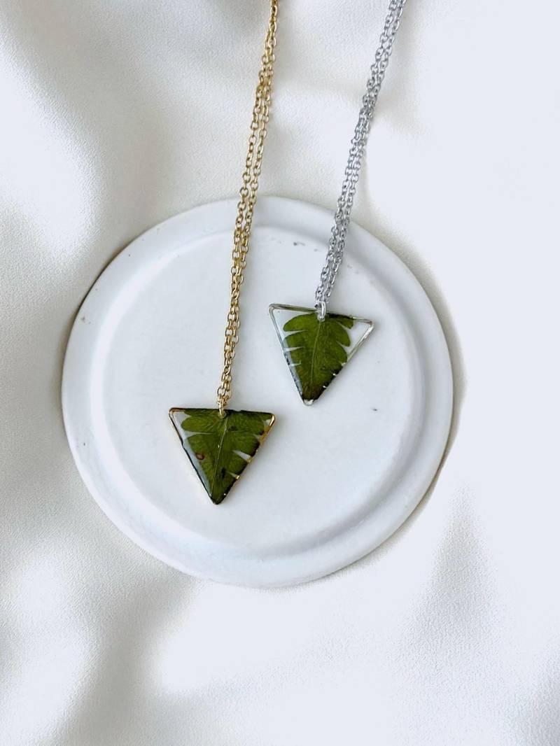 Grüne Farn Halskette Mit Gepressten Farnblättern, Echte Blätter Kette, Dreieckige Blumenkette, Epoxidharz, Getrocknete Pflanzen Schmuck von ElesiAndMe