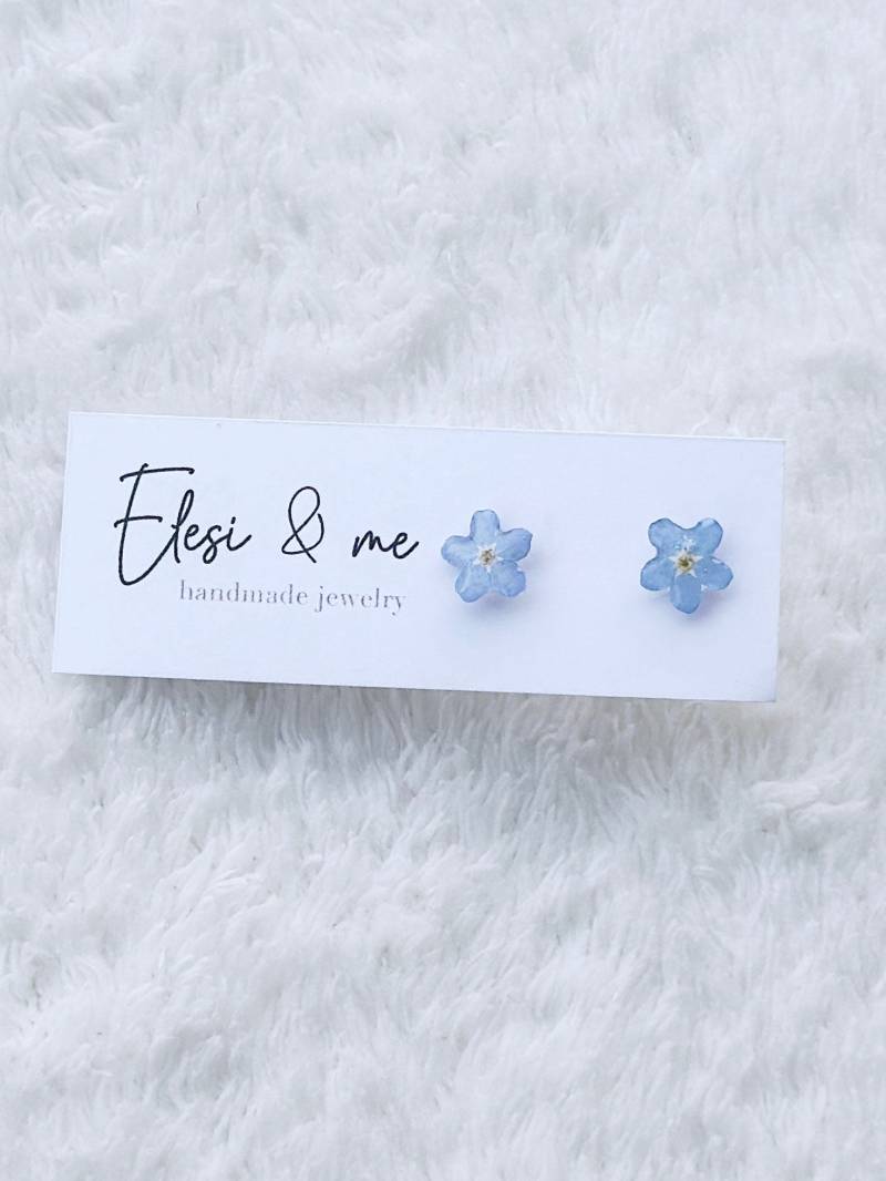 Zarte Blüten-Förmige Vergissmeinnicht Resin Ohrstecker Mit Gepresster Blauer Blüte, Wildblumen Ohrringe in Blütenform, Echte Blütenohrringe von ElesiAndMe