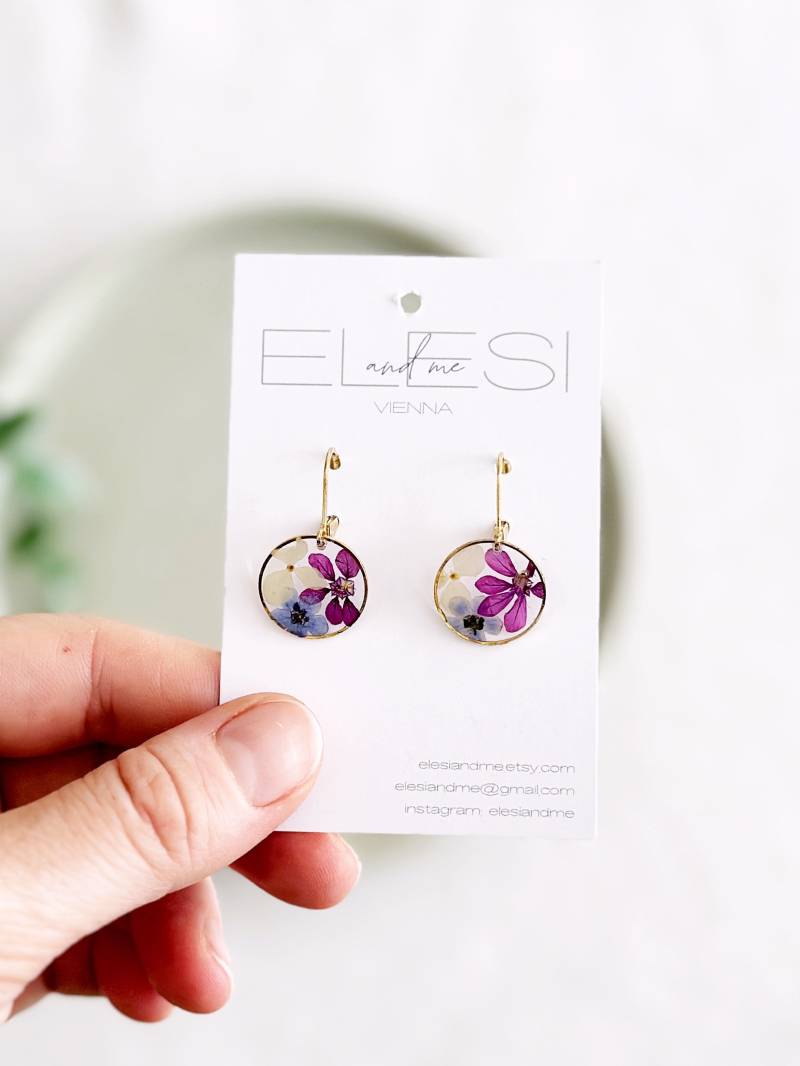 Kleine Bunte Resin Ohrringe Mit Gepresster Blauen, Pinken, Weißen Blüten & Leverback, Vergissmeinnicht Epoxidharz Wildblumen von ElesiAndMe