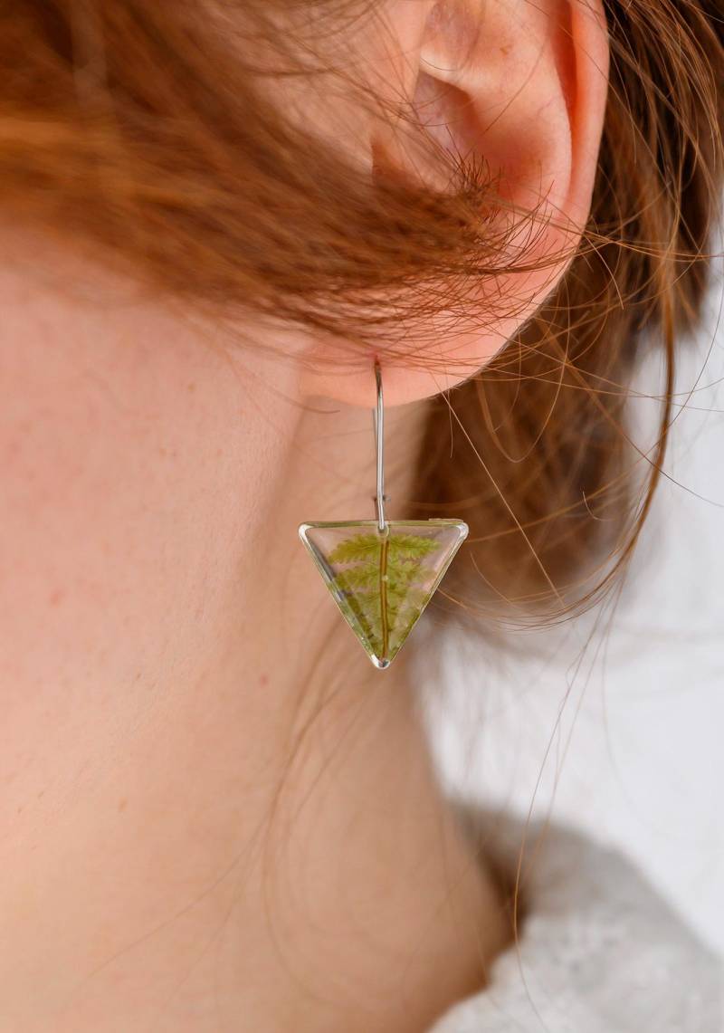 Grüne Farn Ohrringe Mit Gepresstem Blättern in Resin, Epoxidharz Wildblumen Ohrringe, Getrocknete Blätter Echte Farnohrringe von ElesiAndMe