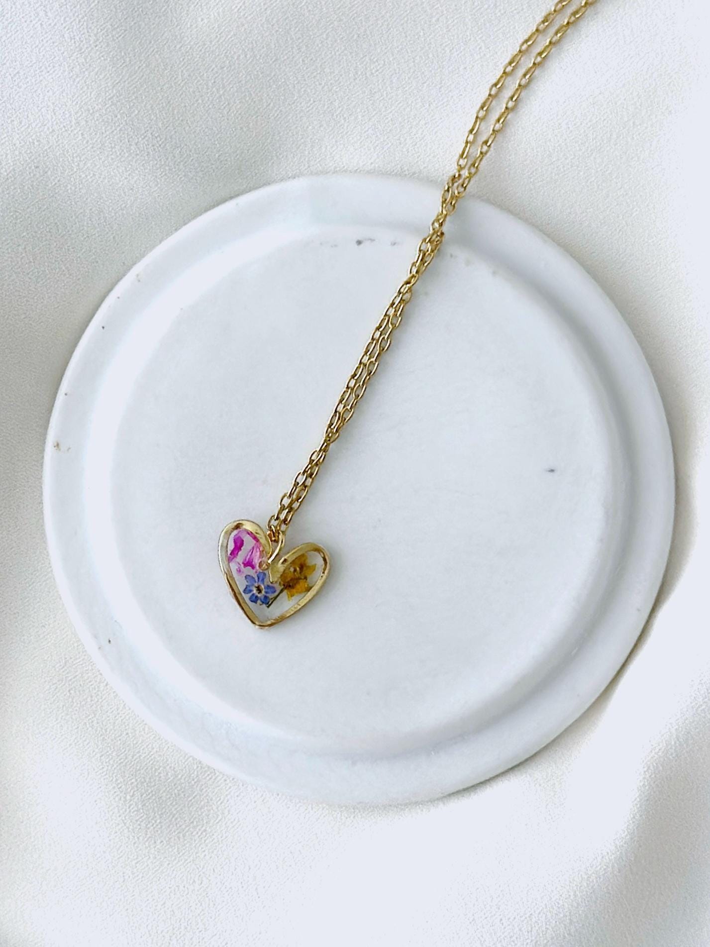 Kleine Herz Wildblüten Halskette Mit Pink, Blau, Weißen Gepressten Blüten, Herzförmige Resin Kette Getrockneten Blumen, Epoxidharz von ElesiAndMe
