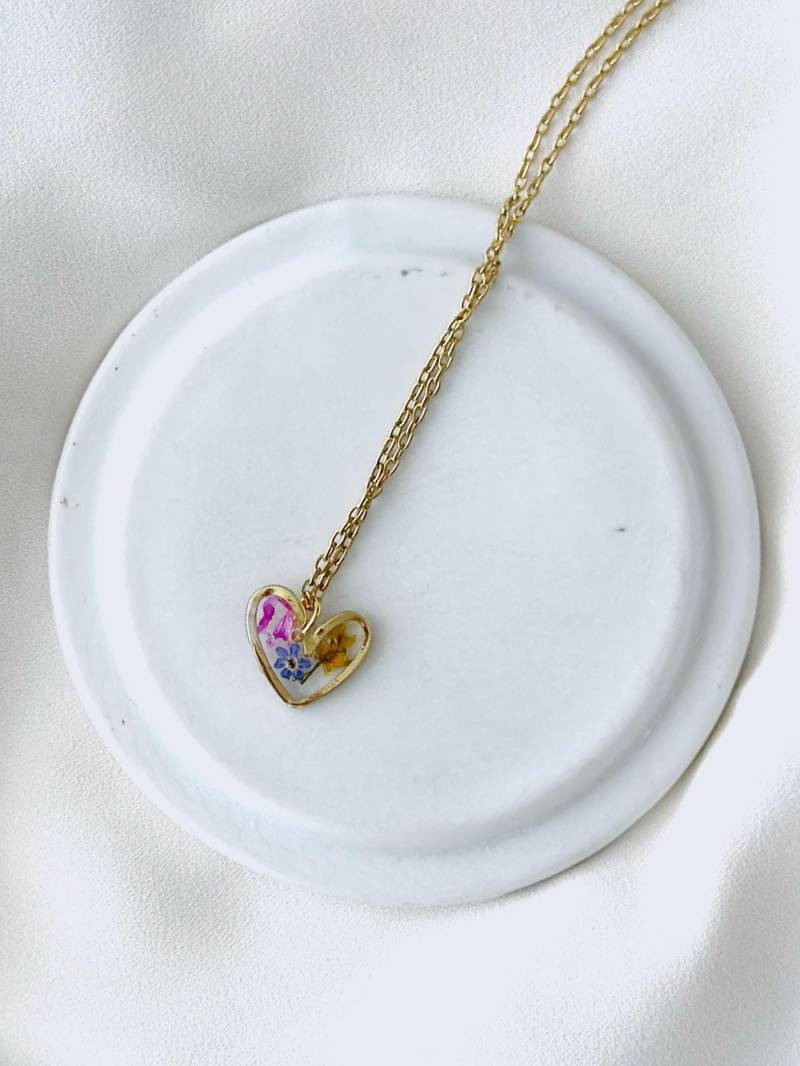 Kleine Herz Wildblüten Halskette Mit Pink, Blau, Weißen Gepressten Blüten, Herzförmige Resin Kette Getrockneten Blumen, Epoxidharz von ElesiAndMe