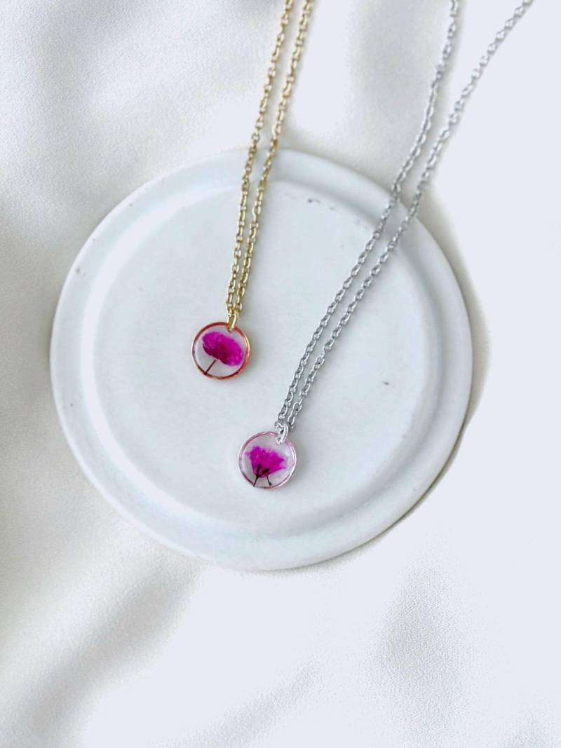 Kleine Pinke Wildblumen Halskette Mit Gepressten Schleierkraut Blüten, Echten Blütenkette, Blumenkette, Handgemacht, Epoxidharz, Rosa Blume von ElesiAndMe