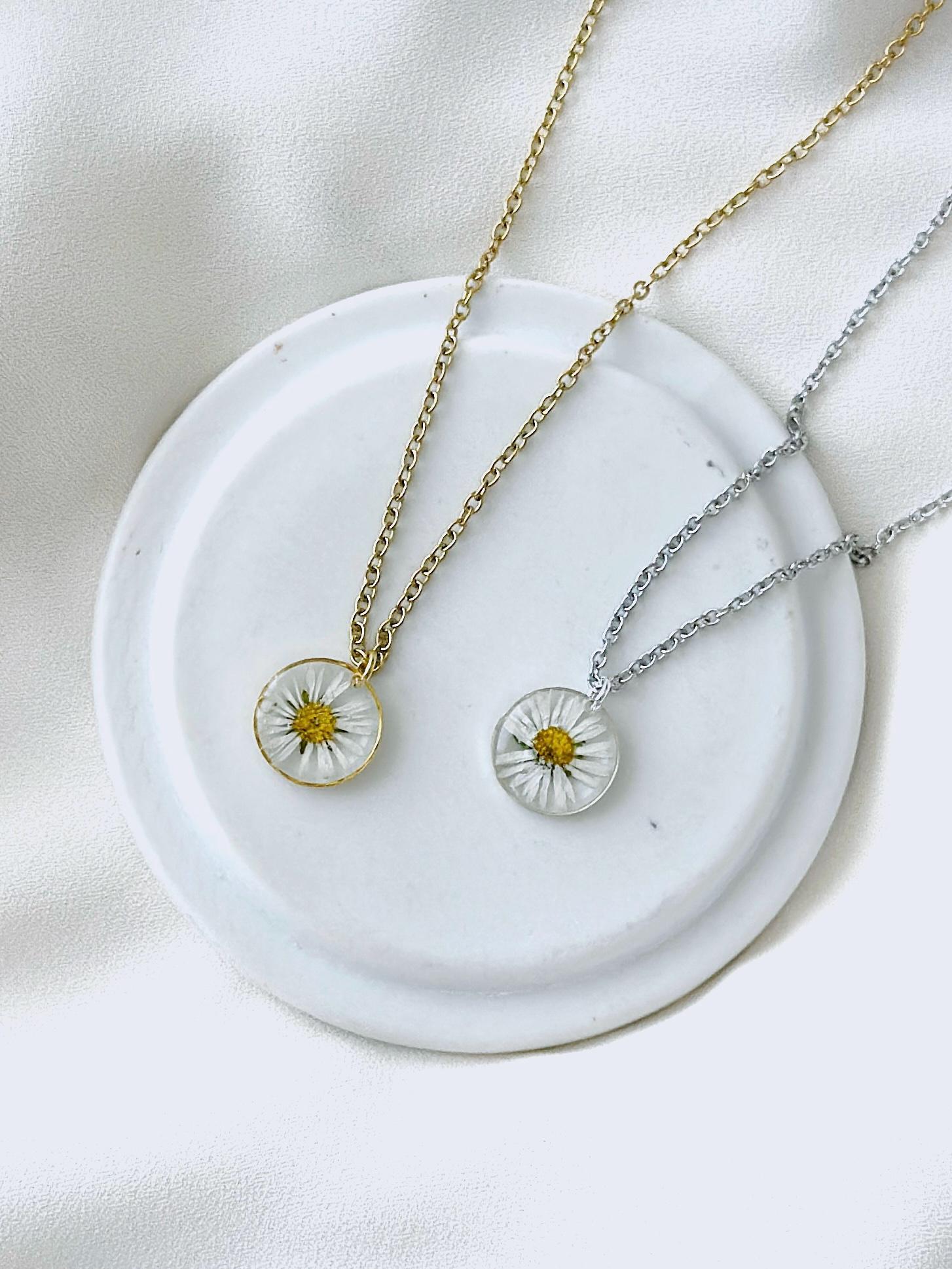 Kleine Wildblumen Halskette Mit Gepressten Gänseblümchen Blüten, Kette Echten Blumenkette, Handgemacht, Epoxidharz, Margerite von ElesiAndMe
