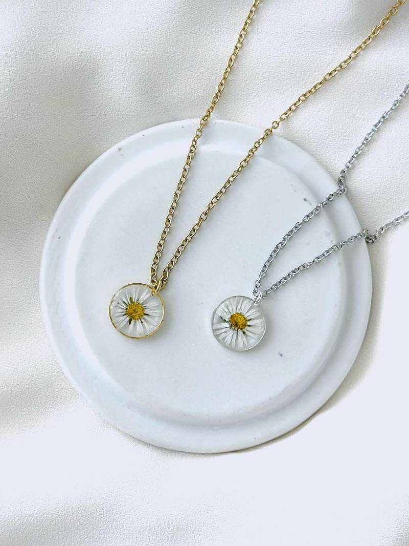Kleine Wildblumen Halskette Mit Gepressten Gänseblümchen Blüten, Kette Echten Blumenkette, Handgemacht, Epoxidharz, Margerite von ElesiAndMe