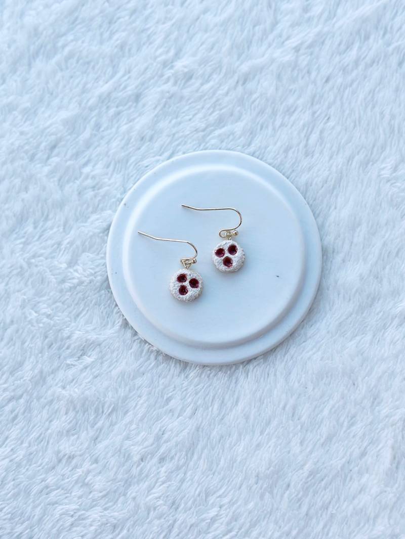 Mini Linzeraugen Ohrringe Mit Drei Löchern, Weihnachtsohrringe Fimo, Winter Polymerclay Ohrringe, Linzerkekse, Linzer Plätzchen, Kekse Mini Linzeraugen Ohrringe Mit Drei Löchern, Weihnachtsohrringe Fimo, Winter Polymerclay Ohrringe, Linzerkekse, Linzer Plätzchen, Kekse von ElesiAndMe